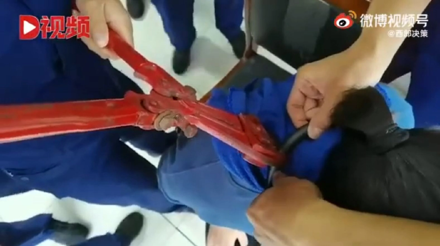 ซนไปหน่อย...เด็กจีนเอาที่ล็อกจักรยานล็อกคอแม่