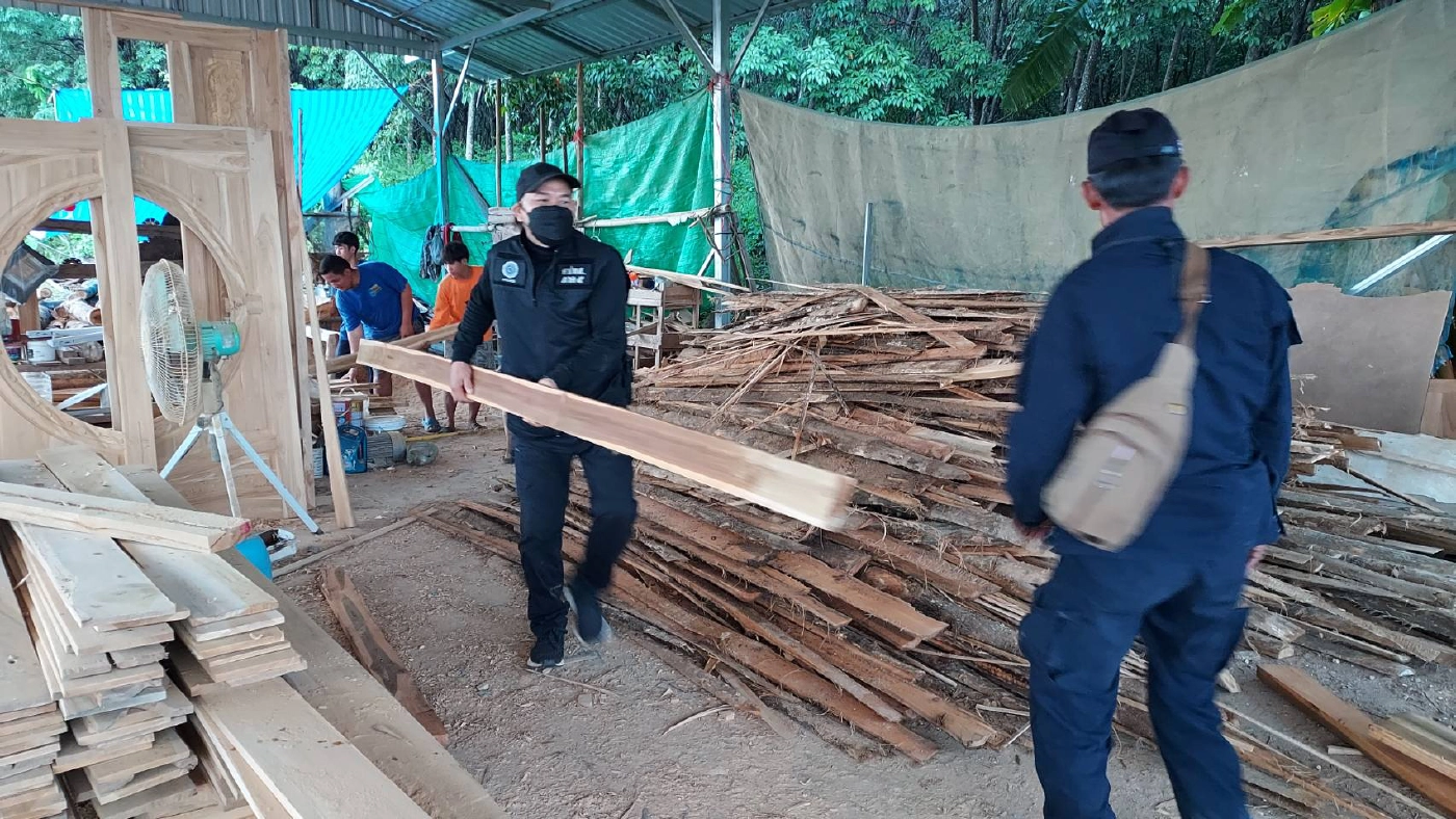 ยึดรง.แปรรูปไม้เถื่อน-ผลิตบ้านน็อคดาวน์ขาย