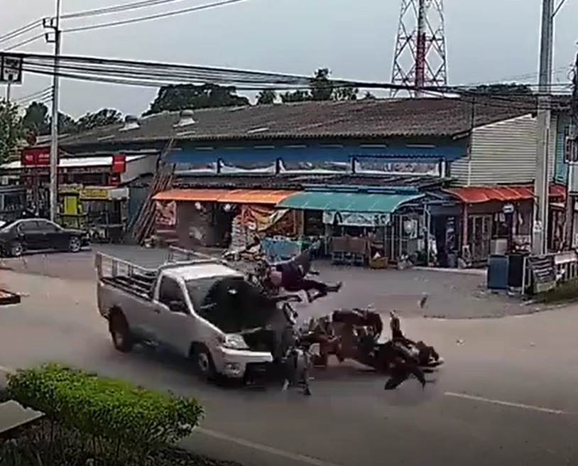 ภาพนาทีชีวิต จยย.ข้ามเลนถูกกระบะชนตาย 1 ศพ เจ็บ 3 ราย 