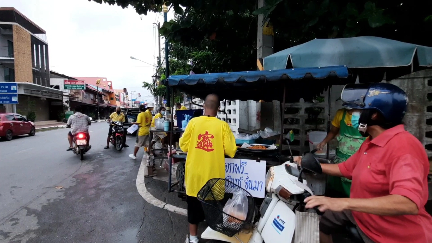 ทำดีถวายพ่อหลวงรัชกาลที่ ๙ กลุ่มพ่อค้าแม่ค้าขายอาหารเช้า แจกอาหารทานฟรี