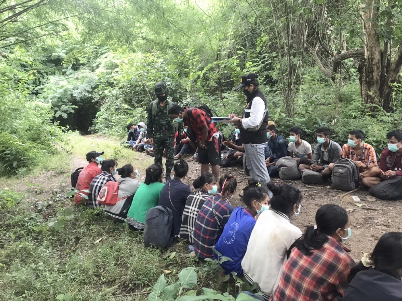 แรงงานเมียนมาทะลักไม่หยุด วันเดียวจับ 2 คดี 48 คนหลบหนีเข้าเมือง 