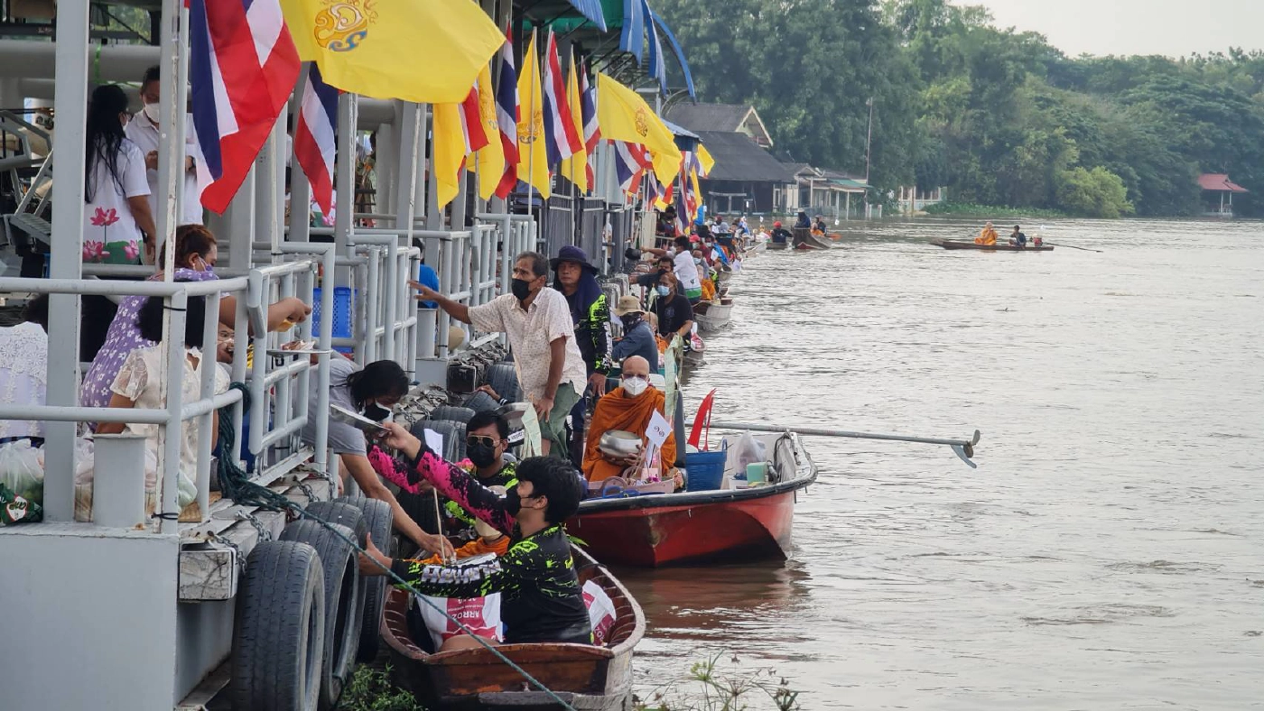 ปชช.ลุยน้ำร่วมตักบาตรพระร้อยวัดแรกหลังออกพรรษา