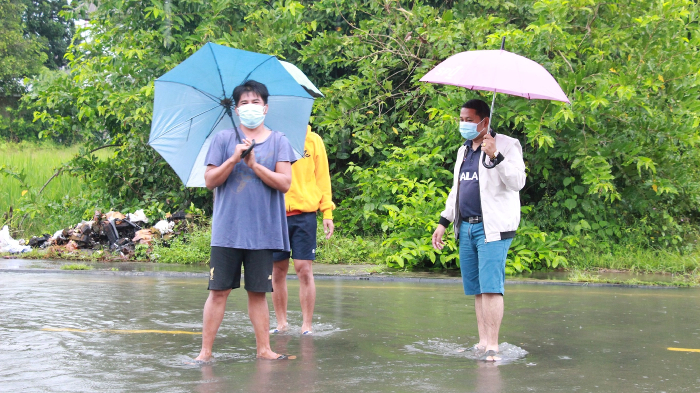 ฮือฮาสาวสองแต่งชุดกินรีเล่นน้ำหวังให้ฝนหยุดตก