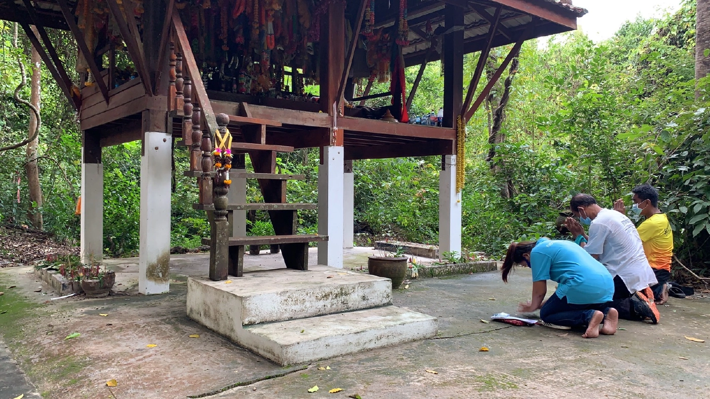 แห่กราบไหว้ขอพรปู่ตา ก่อนลงสมัคร อบต.คึกคัก