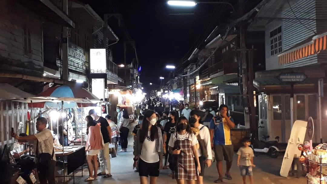 นักท่องเที่ยวนับพันทะลักเที่ยวเมืองเชียงคานช่วงวันหยุดยาว