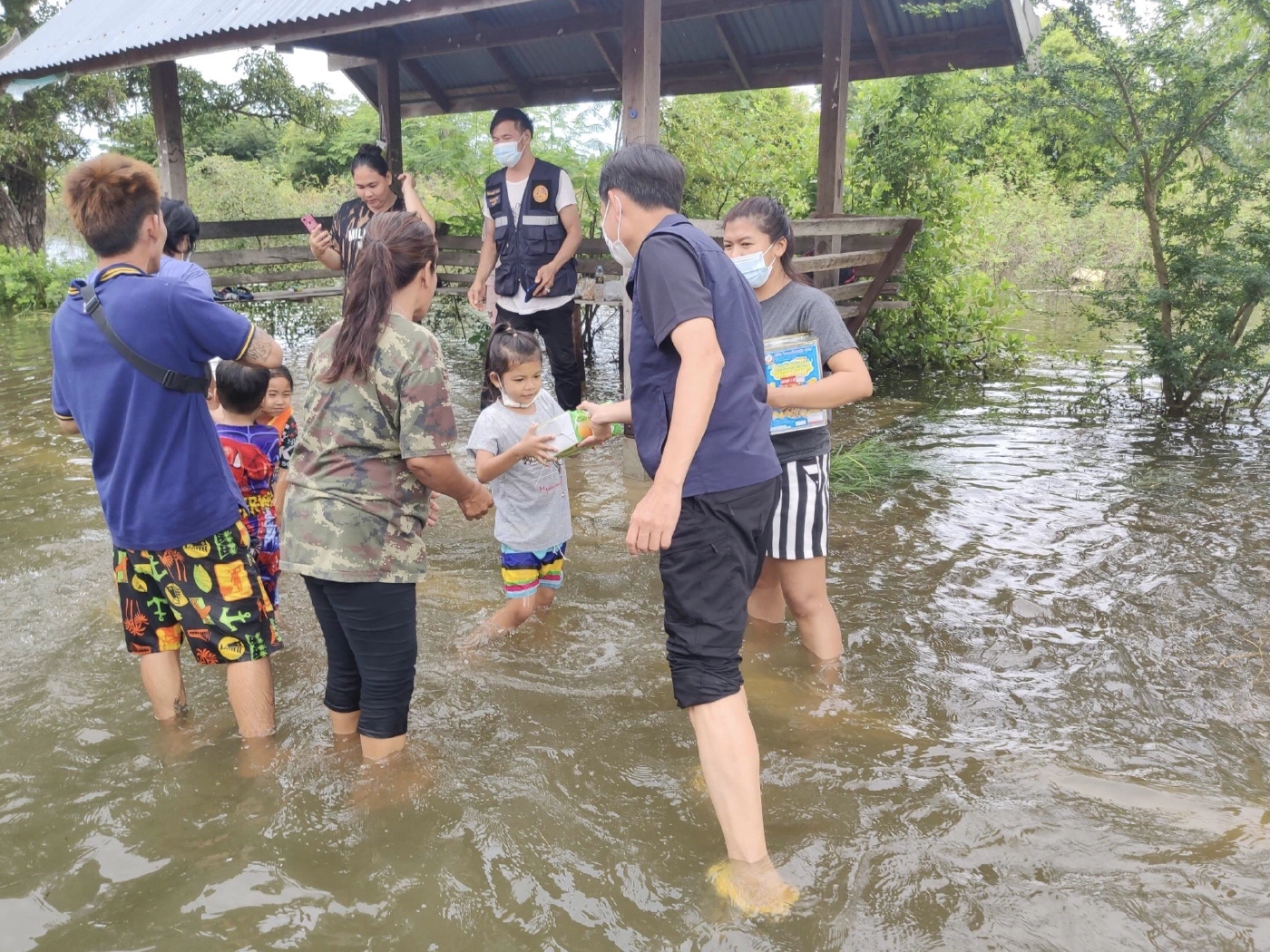 ผู้ว่าฯติดตามสถานการณ์น้ำในบ้านหมี่ หลังฝนตกต่อเนื่องหวั่นน้ำท่วมรอบสอง
