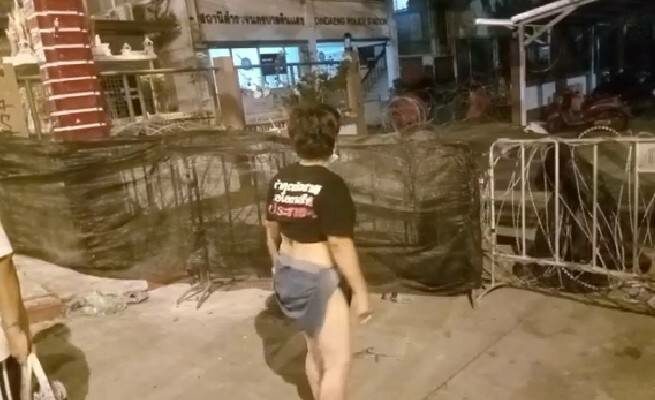 ม็อบเยาวชนปลดแอกปะทะคารม สน. ดินแดง สุดท้ายต้องใช้กำลังควบคุม