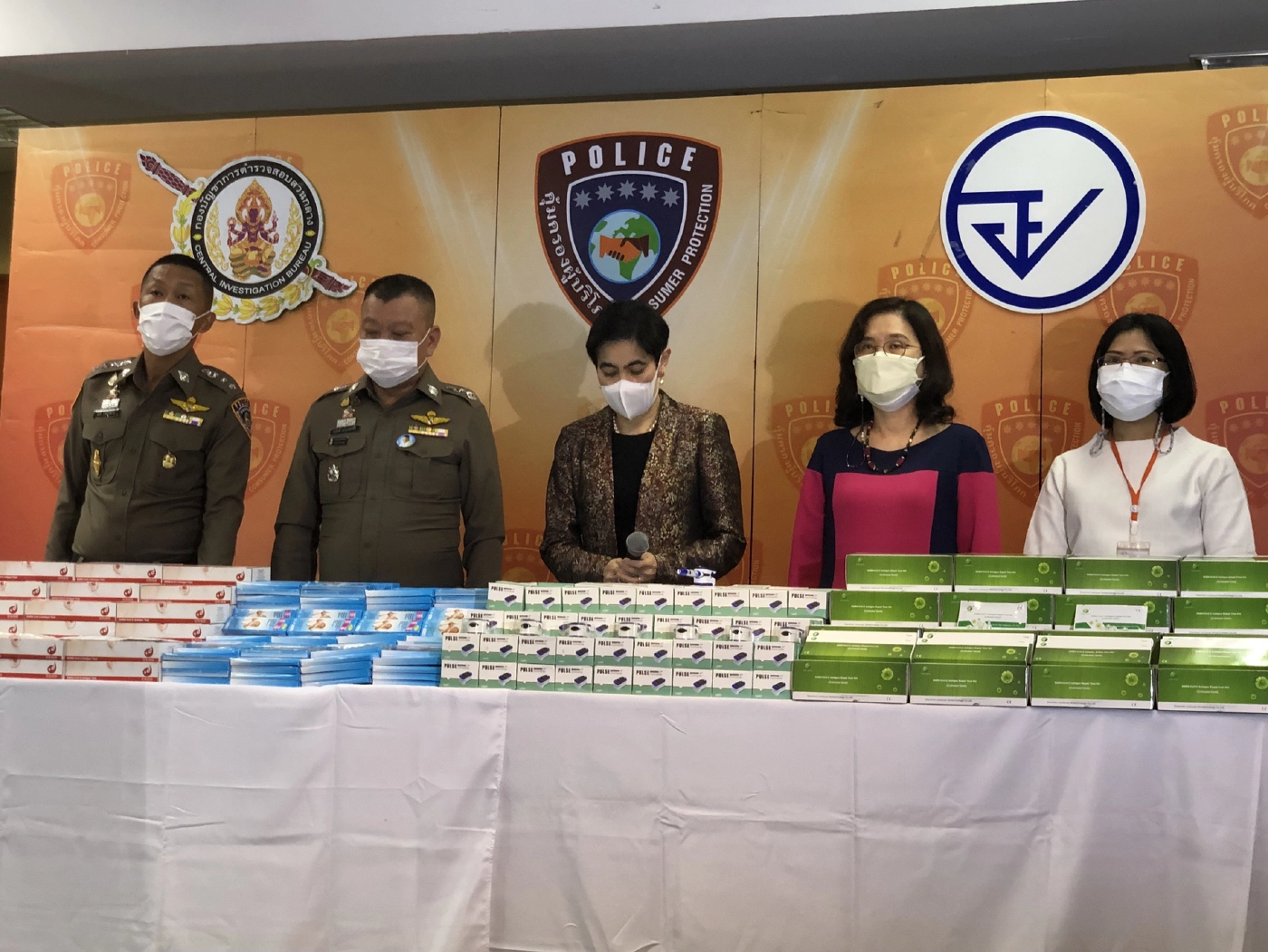 ตำรวจจับมือ อย. ค้นสำเพ็งแอบขาย ATK เถื่อนกว่า 5 พันชุด