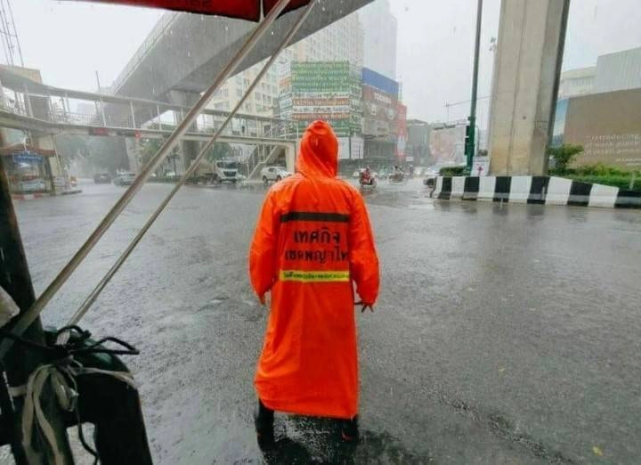 หลายเขตพร้อมรับสถานการณ์ฝน เร่งช่วยเหลืออำนวยความสะดวกให้กับประชาชน