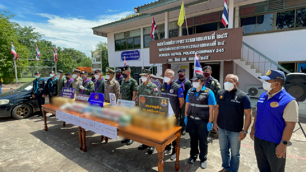 หนุ่มขับเก๋งรับยาบ้าสอดไส้ซองครีมเทียมมูลค่ากว่า 200 ล้านบาท