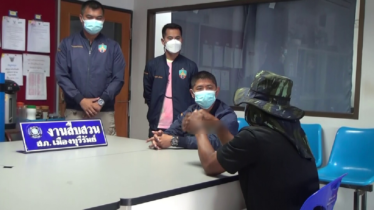 รวบแล้ว ตร.บ้านคลั่งบุกทำร้ายใส่กุญแจมือมีดจี้คออดีตเมีย