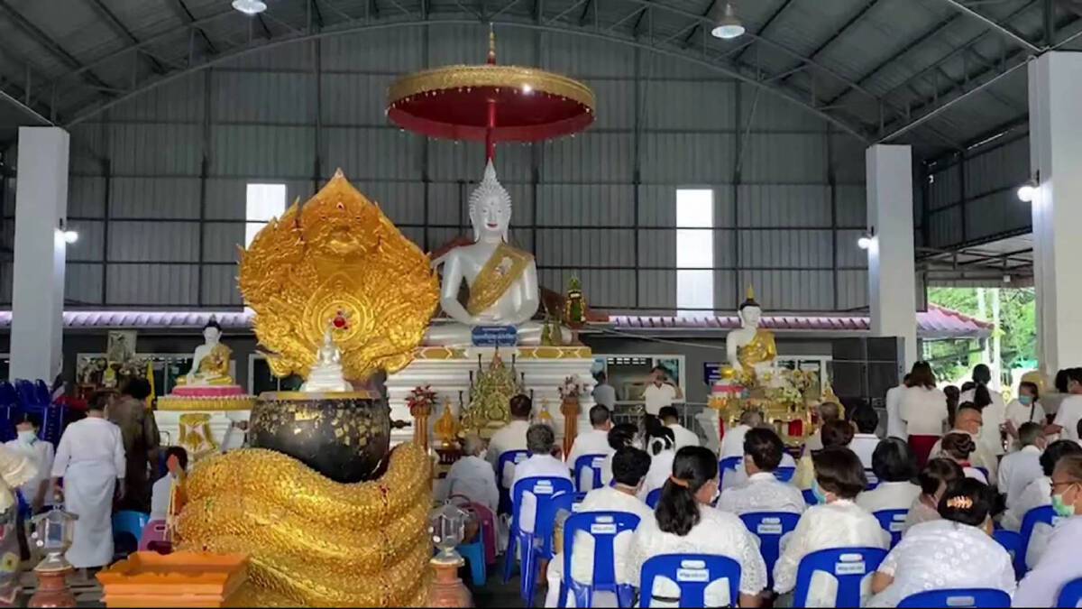 ชาวพะเยาแห่เข้าวัดทำบุญ-รับวันออกพรรษา