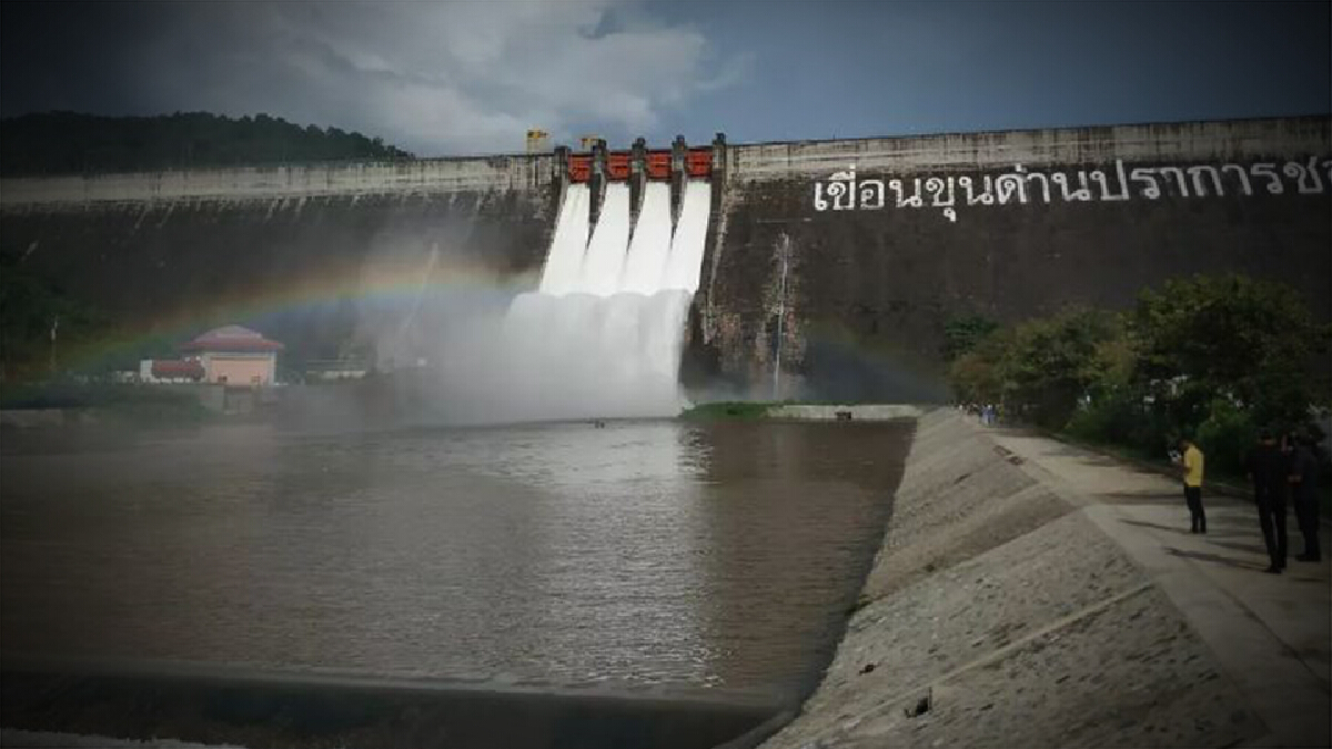 "เขื่อนขุนด่านฯ" เปิดสปีลเวย์เพิ่ม 4 ช่อง เร่งระบายน้ำด้านบน
