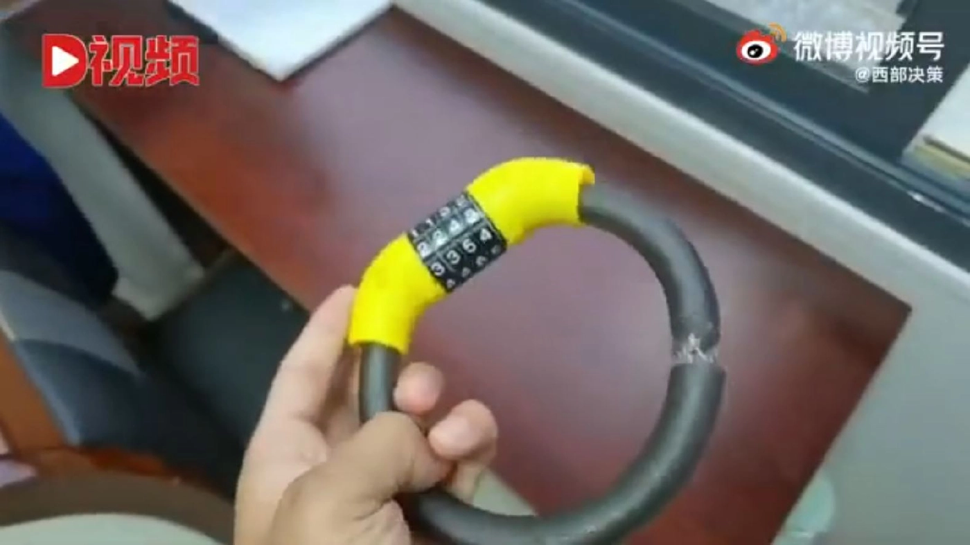 ซนไปหน่อย...เด็กจีนเอาที่ล็อกจักรยานล็อกคอแม่