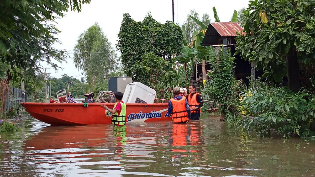 โกสุมพิสัยอ่วม น้ำท่วม10 ตำบลชาวบ้านใช้เรือสัญจร