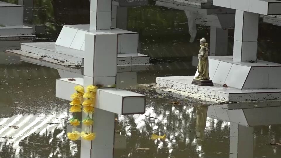 น้ำทะลักเข้าท่วมโบสถ์คริสต์ประจักษ์ เกาะใหญ่ หลุมศพนับร้อยจมน้ำ