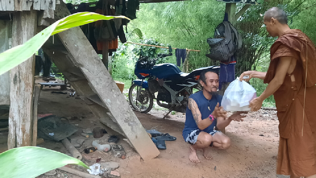 พระนำสิ่งของยังชีพส่งต่อให้ชาวบ้านที่ได้รับความเดือดร้อนจากน้ำป่า