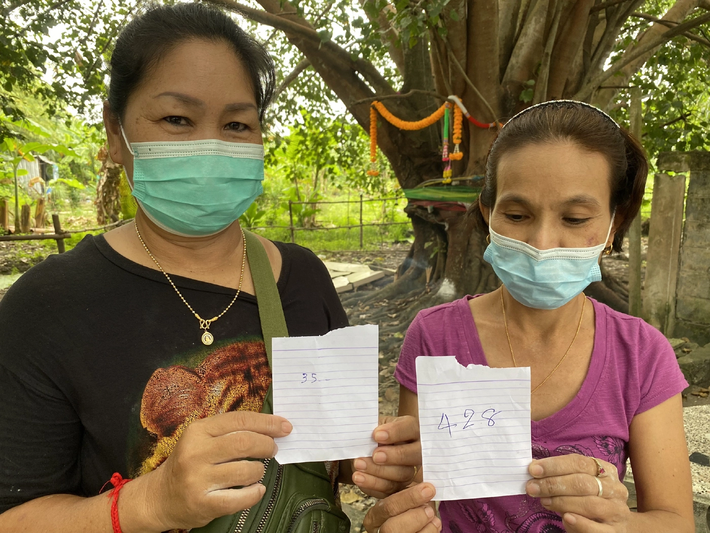 ชาวบ้านคลอง11 แห่ขอเลขเด็ดต้นโพธิ์ให้โชคหลังถูกหวยติดต่อกัน 4 งวด