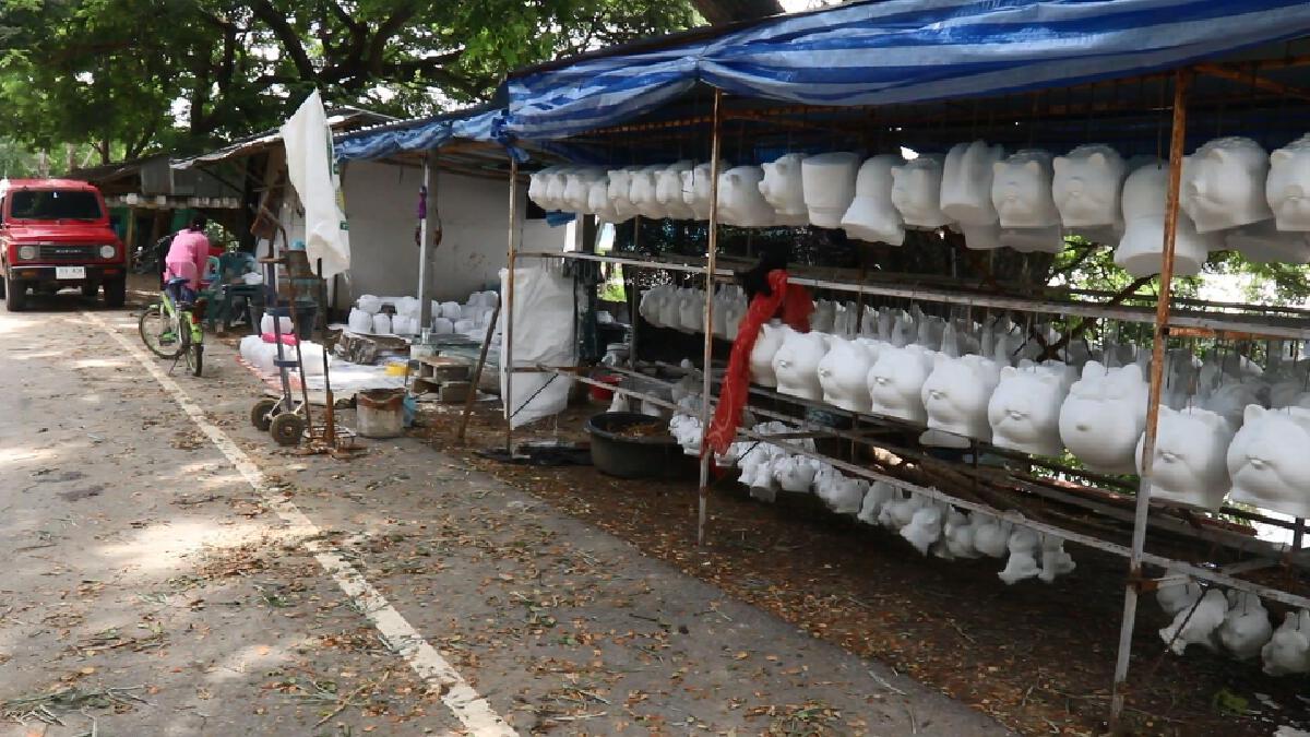 ชาวบ้านหนีน้ำท่วมย้ายผลิตออมสินบนถนน