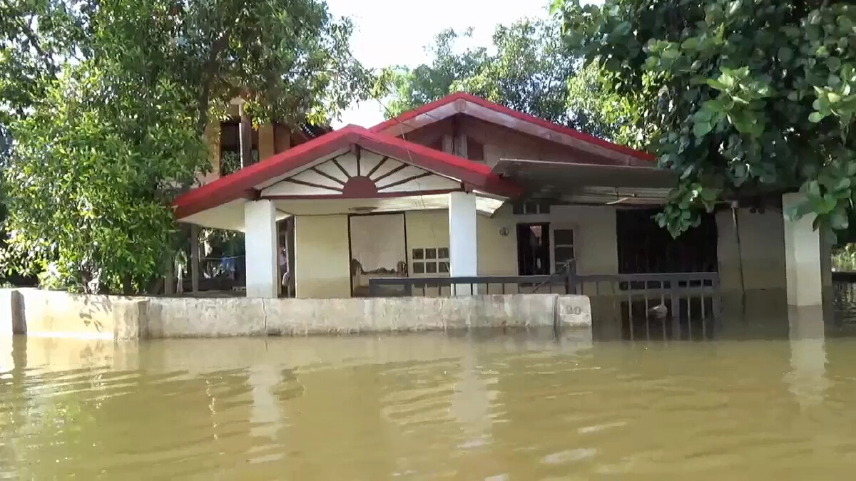 หัวมวลน้ำชุดแรกถึงอุบลฯ แม่น้ำมูลกลับมาล้นตลิ่งท่วมชุมชนอีกครั้ง
