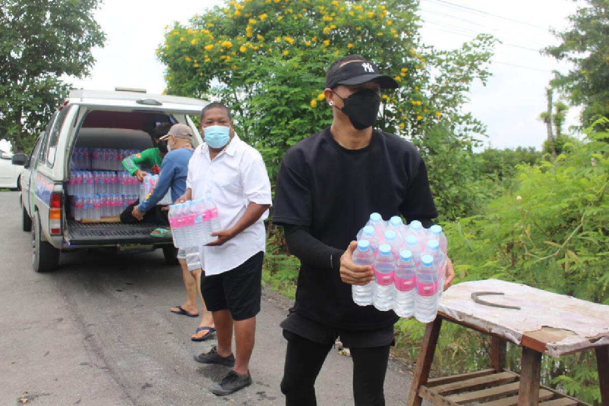 ตาลือพร้อมกลุ่มเพจล่าผีนำของแจกชาวบ้าน ต.ท้ายเกาะ ประสบภัยน้ำท่วม