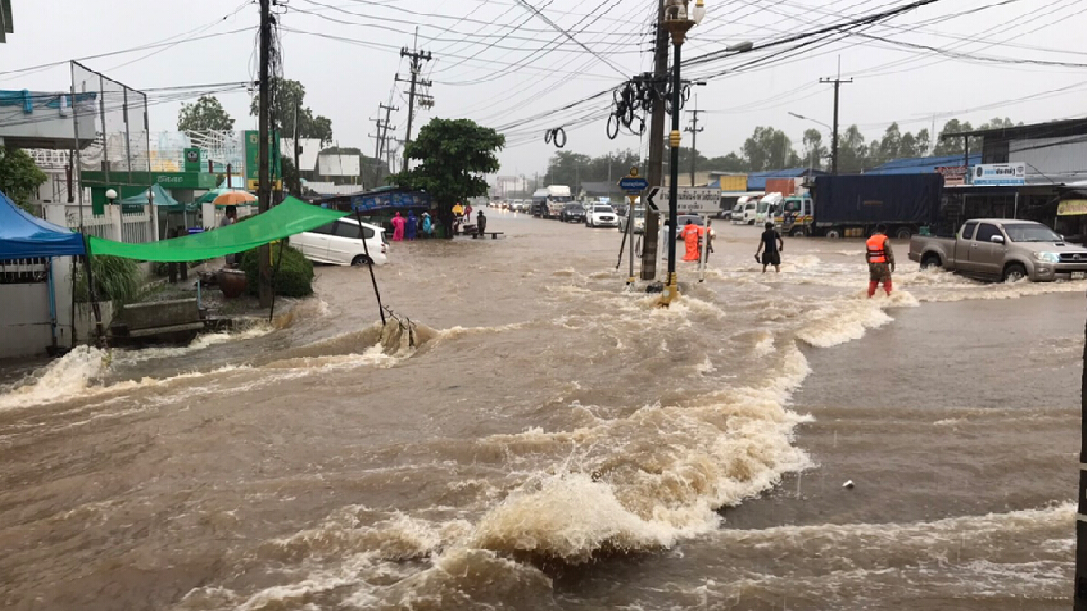 พายุถล่มซ้ำทำน้ำป่าทะลักท่วมชาวภูเขียวขนของหนีน้ำ
