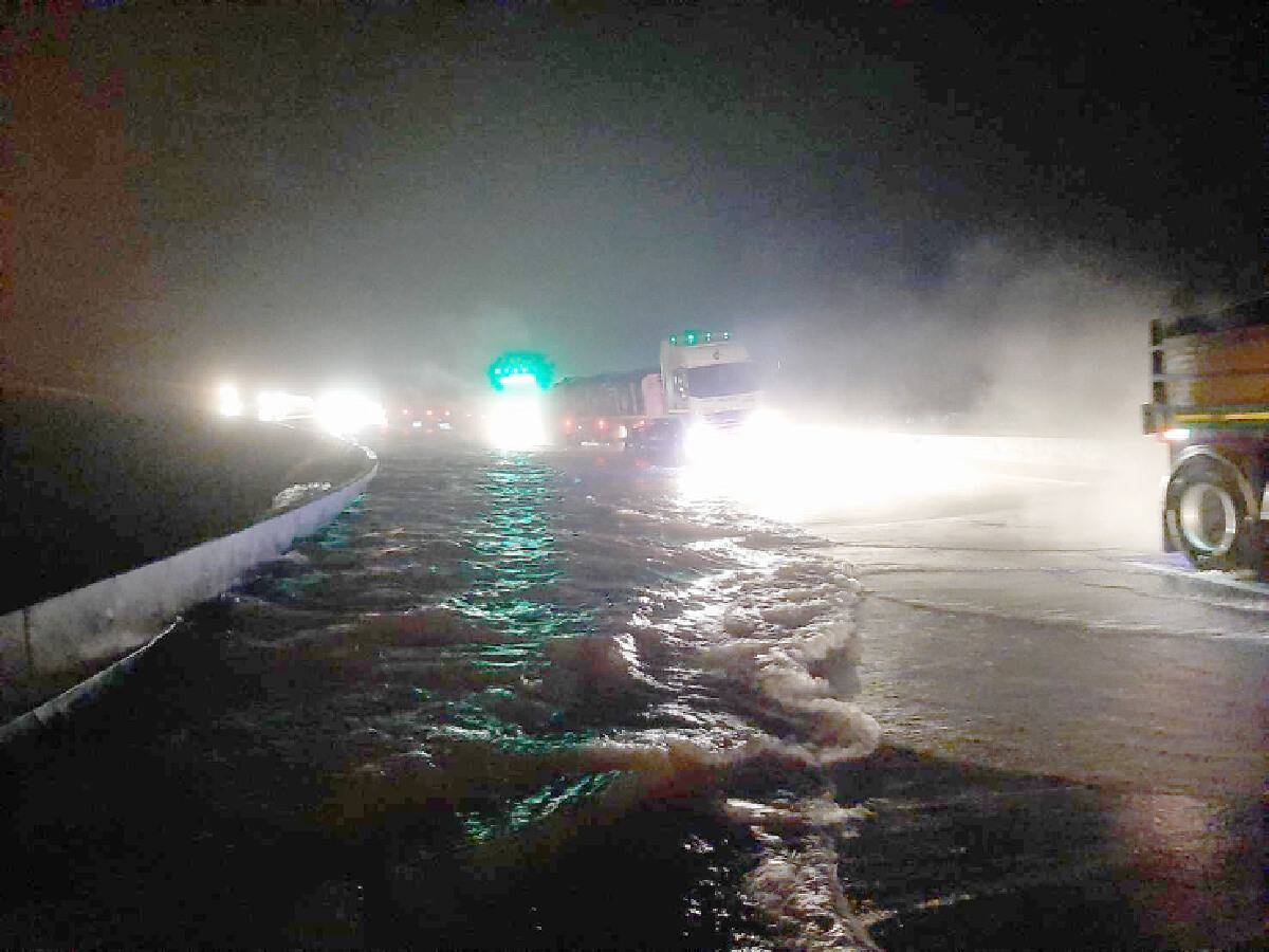 ฝนกระหน่ำซัดสะพานคอนกรีตขาด-ค่ายพระเจ้าตากจม
