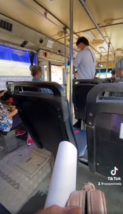 แชร์คลิป "มนุษย์ลุง" สวมหน้ากากใต้คางขึ้นรถเมล์