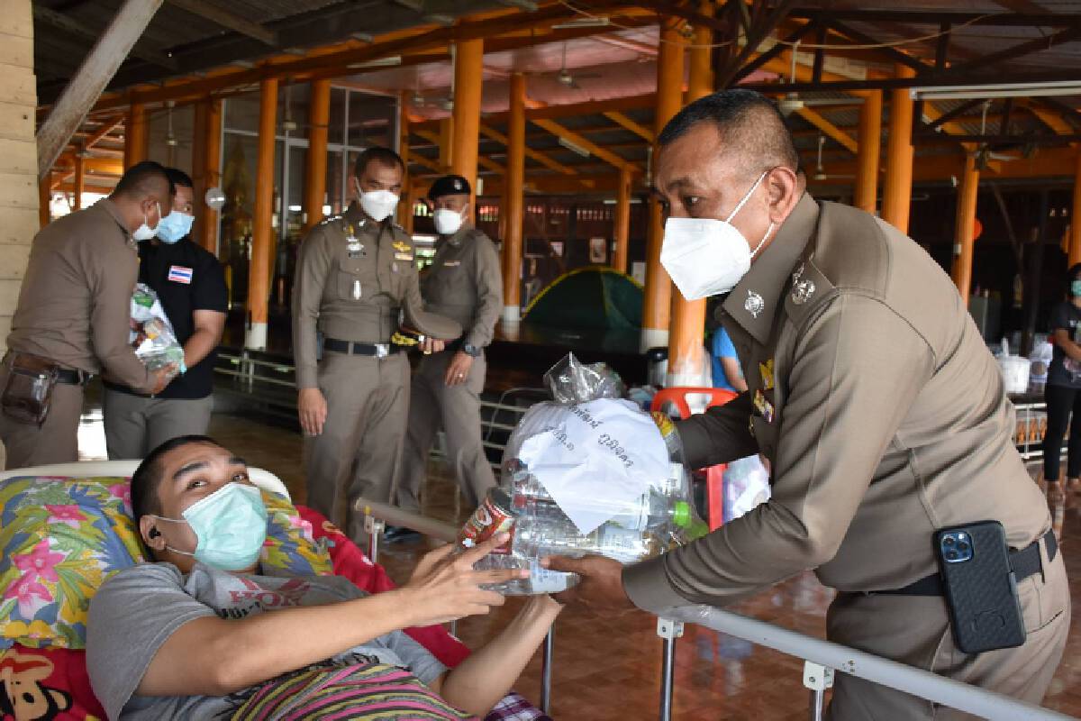 ผู้การอ่างทองลงเรือมอบถุงยังชีพช่วยเหลือชาวบ้าน
