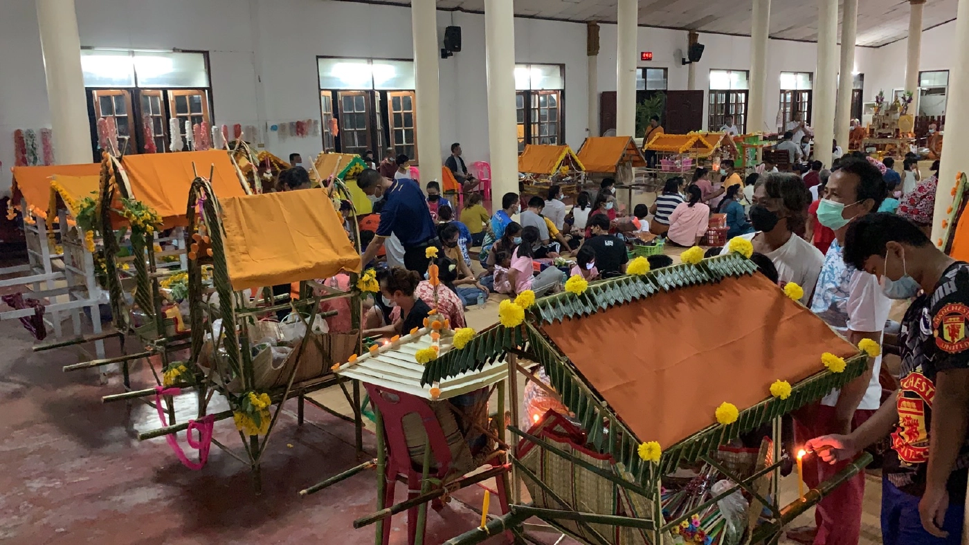 ชาวชุมชนร่วมแห่ปราสาทผึ้งเนื่องในวันออกพรรษา