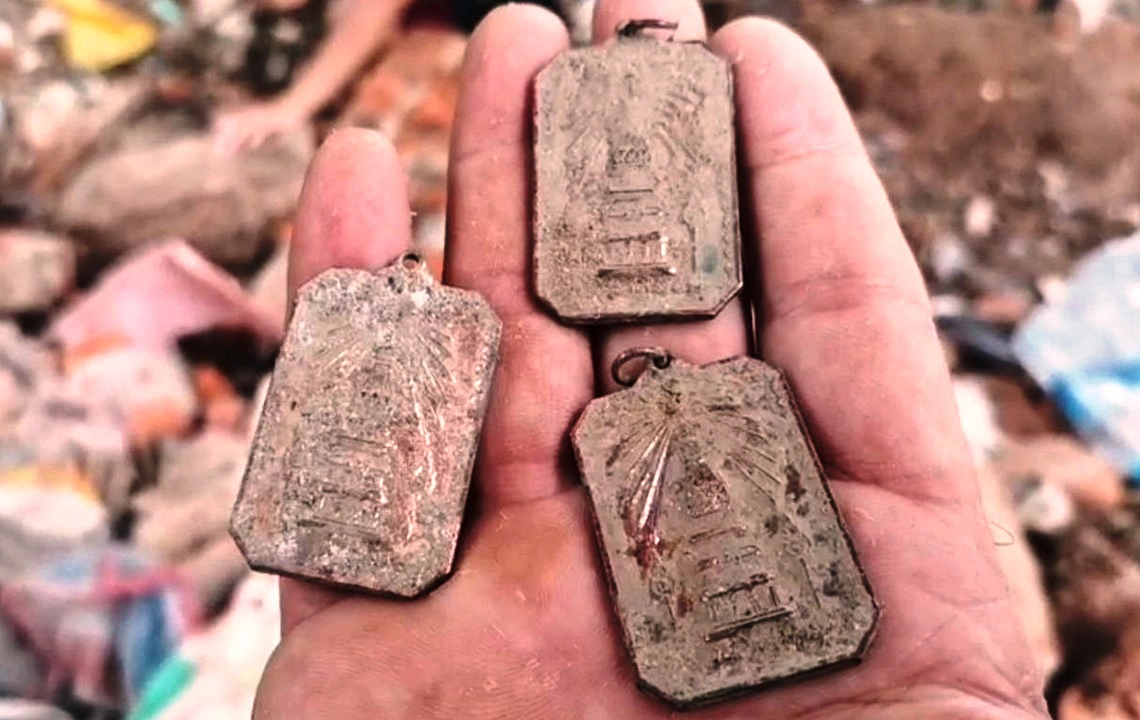 กรุแตก !! พบเหรียญสมโภชพระธาตุพนมปี 18 นับร้อย ราคาบูชาพุ่ง