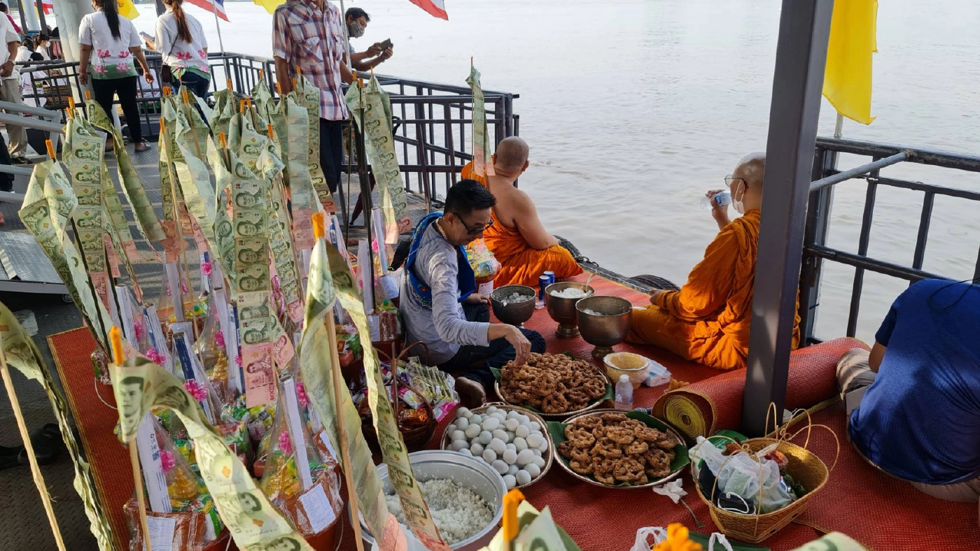 ปชช.ลุยน้ำร่วมตักบาตรพระร้อยวัดแรกหลังออกพรรษา