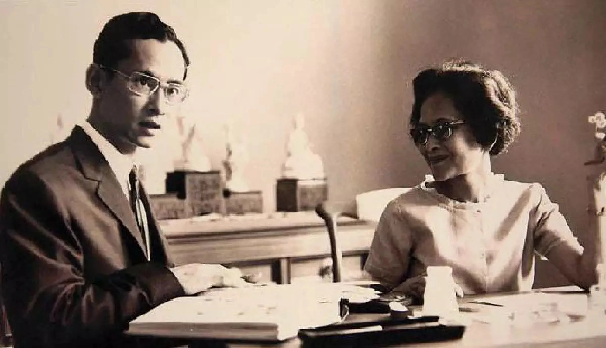 ในหลวง ร.๙ ที่ปวงชนชาวไทยคิดถึง น้อมรำลึกถึง “ นักเดินทางผู้ยิ่งใหญ่ ”