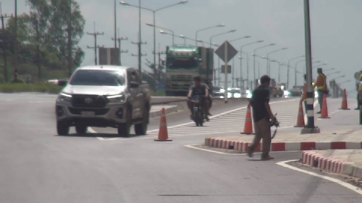 ผอ.แขวงทางหลวงอุดรฯตรวจฟุตปาธยื่นกลางถนนยันทำตามหลักวิศวกรรม
