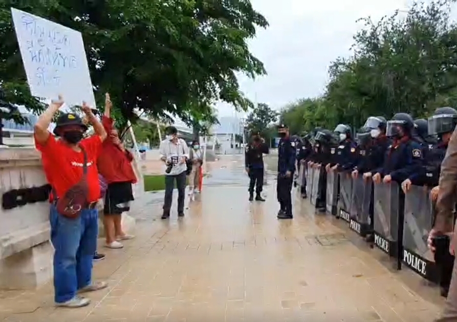 เดือด ! ประท้วงไล่ “บิ๊กป้อม” ตรวจน้ำท่วมขอนแก่น-ผู้ชุมนุมปะทะตำรวจวุ่น