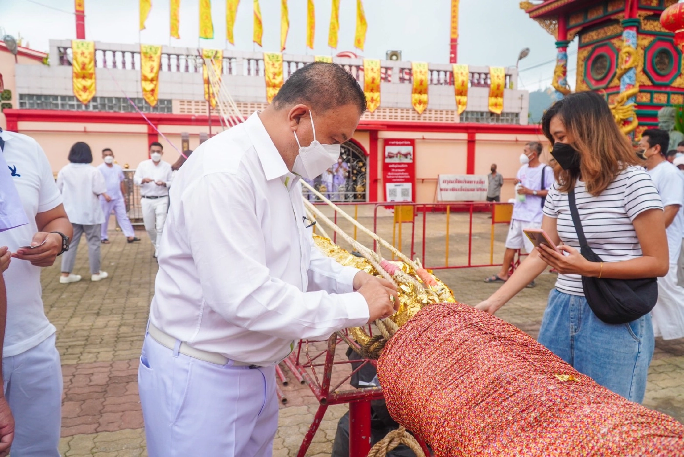 เริ่มแล้ว!! ภูเก็ตจัดพิธียกเสาโกเต้งและตะเกียงศักดิ์สิทธิ์ขึ้นสู่ยอดเสา