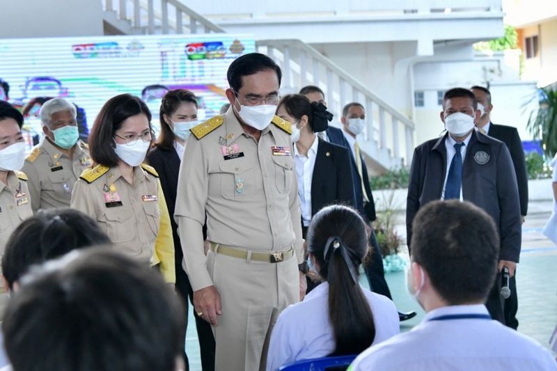 นายกฯ ลั่นระฆัง ฉีดวัคซีนให้นักเรียน ย้ำ วัคซีนเพียงพอถึงปีหน้า