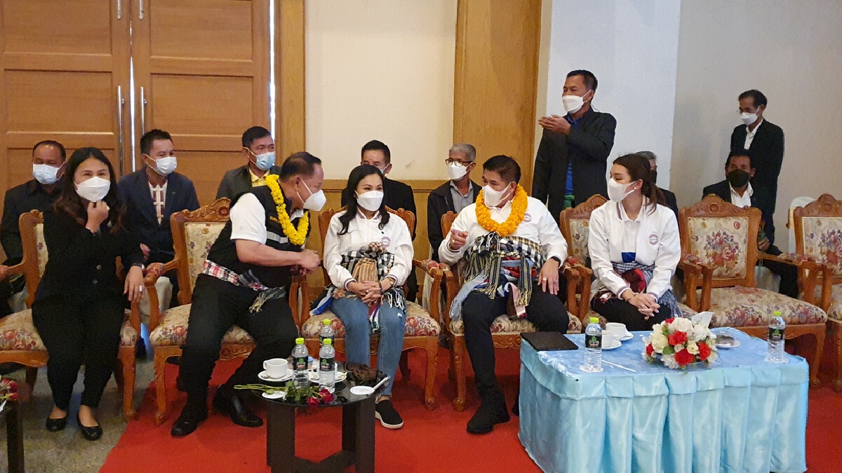 "ธรรมนัส"ควงอ.แหม่มลุยร้อยเอ็ดพบปะสมาชิกพรรค