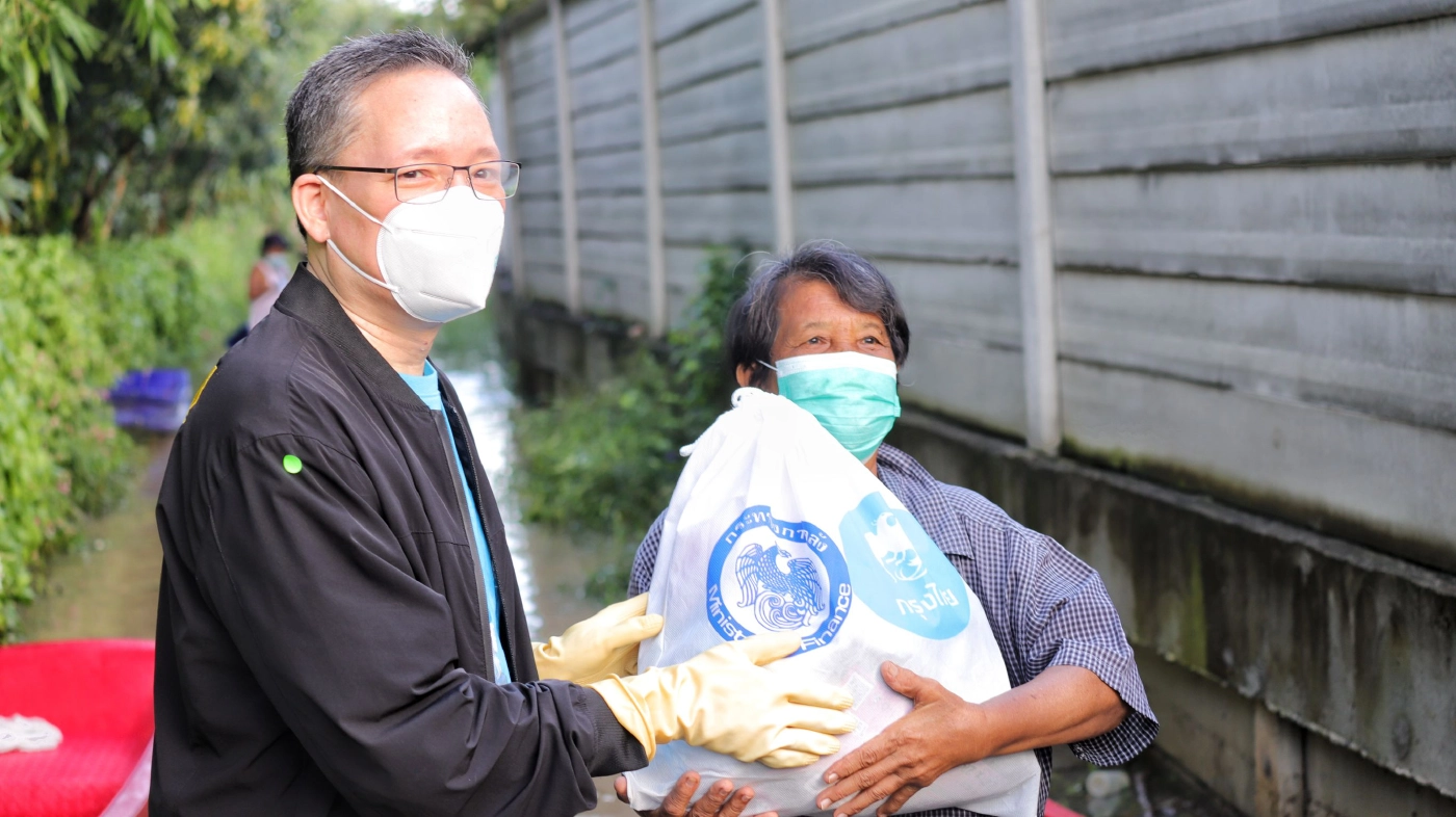 ปลัดกระทรวงการคลัง ลงพื้นที่มอบถุงยังชีพชุมชนริมน้ำ