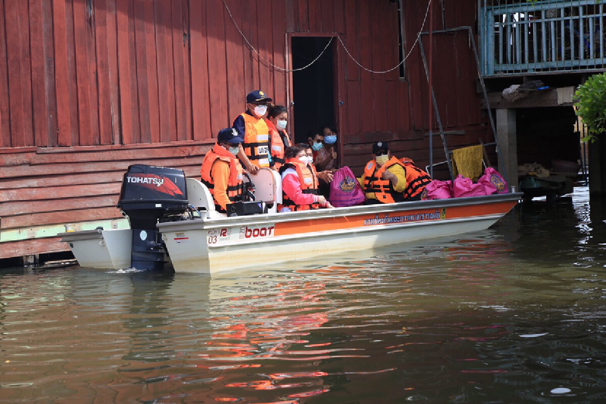 รมว.พม. นำทีมนั่งเรือลุยน้ำท่วมช่วยเหลือครอบครัวกลุ่มเปราะบาง ในพื้นที่อำเภอบางระกำ จังหวัดพิษณุโลก
