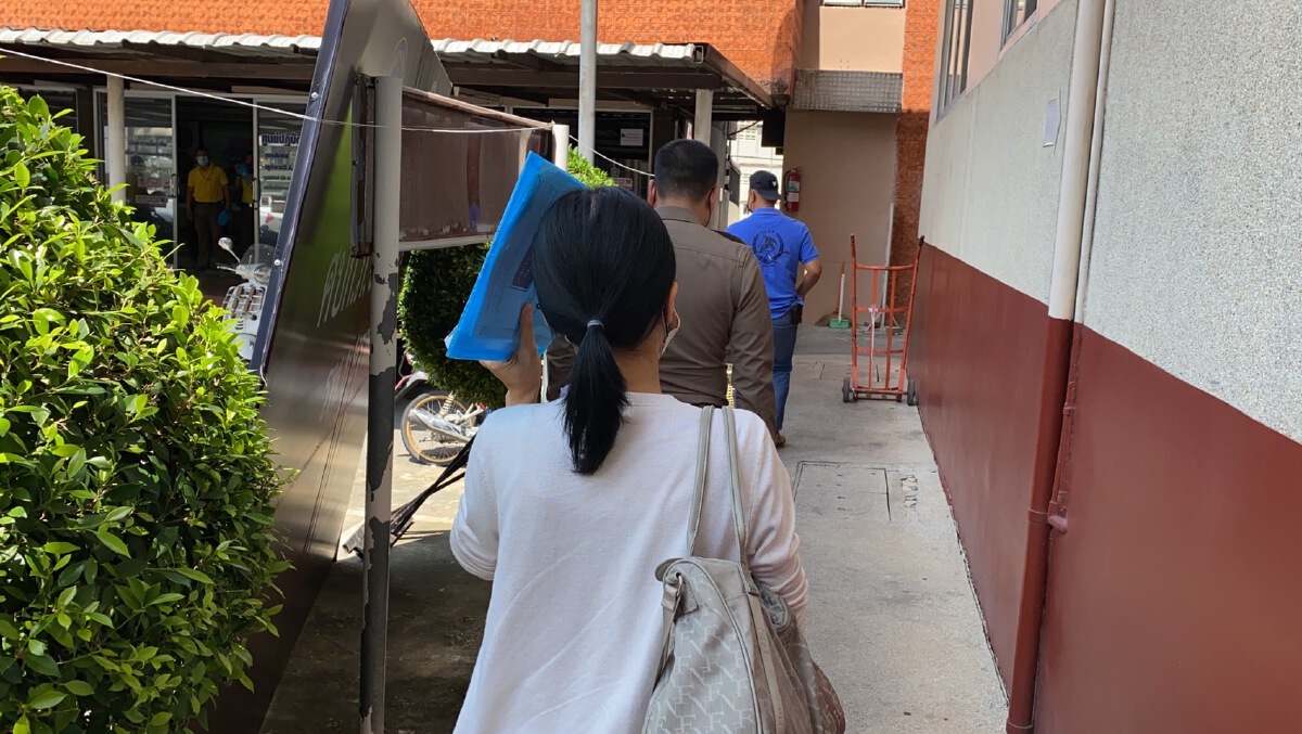 มือตัดเชือกช่างทาสีเข้ารับทราบข้อกล่าวหา