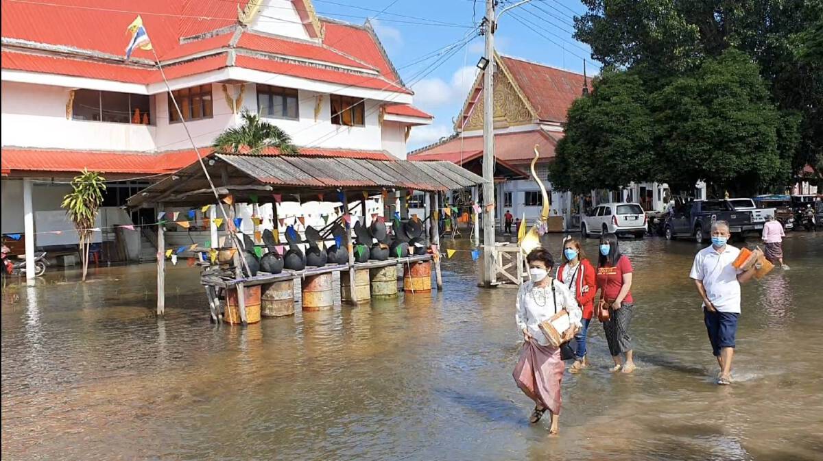 น้ำท่วมไม่หวั่น ชาวบ้านชุมพวงผ่ากระแสน้ำท่วมร่วมบุญกฐินคับคั่ง