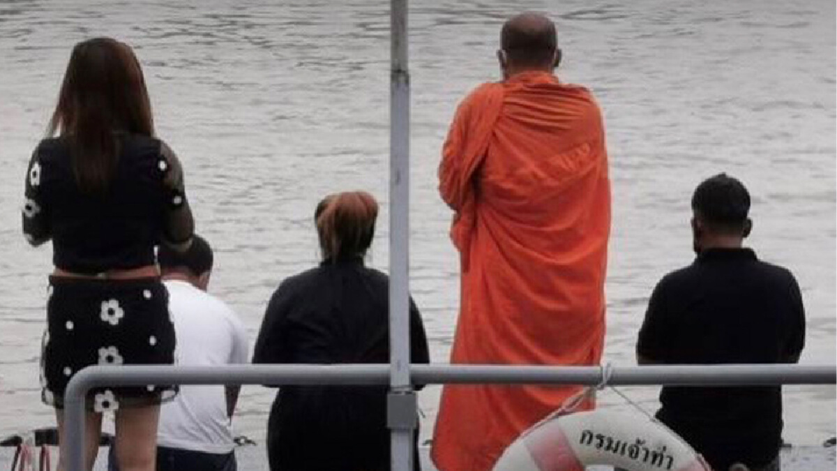ครอบครัวคนขับเรือ รับศพจากเหตุเรือล่มวัดพนัญเชิงฯ