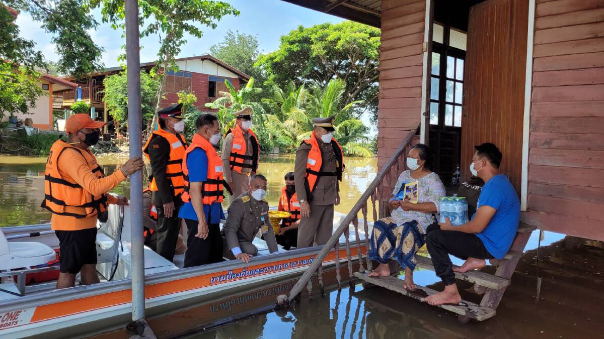 องคมนตรีเชิญถุงพระราชทาน มอบผู้ประสบภัยน้ำท่วมพิษณุโลก