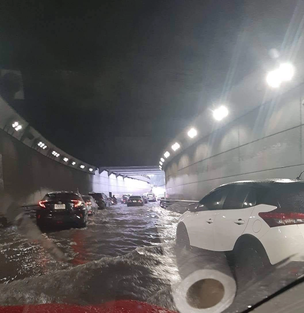 น้ำท่วมขังสูงในอุโมงค์ดินแดง