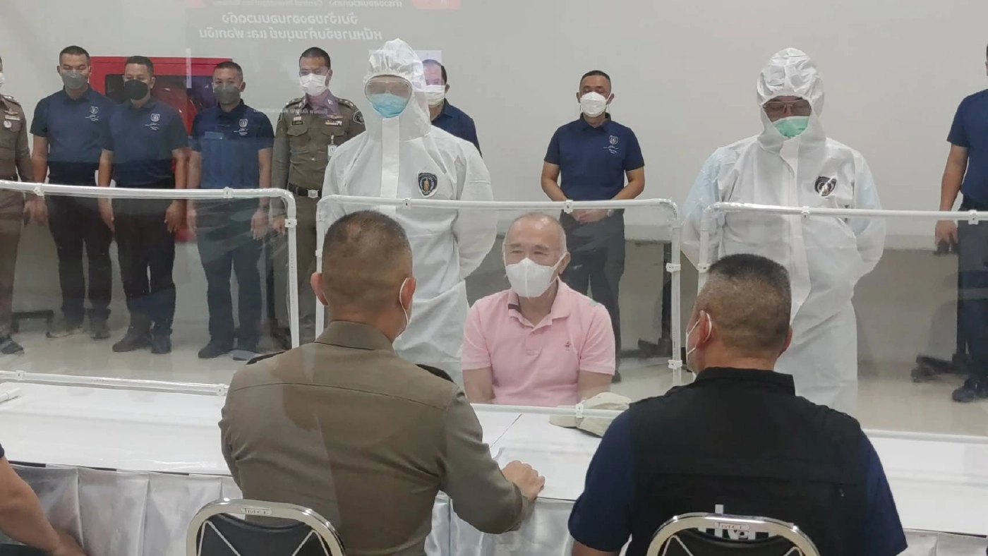 เจ้าหน้าที่ตำรวจสอบสวนนายประเสริฐ สุขขี หรือ โกลัก เจ้าของอาบอบนวด "นาตารี" 