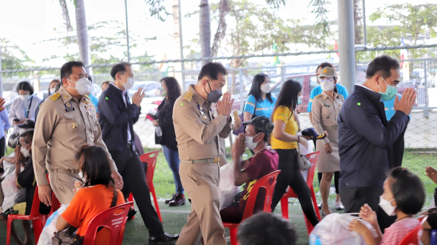 ปลัดกระทรวงการคลัง ลงพื้นที่มอบถุงยังชีพชุมชนริมน้ำ