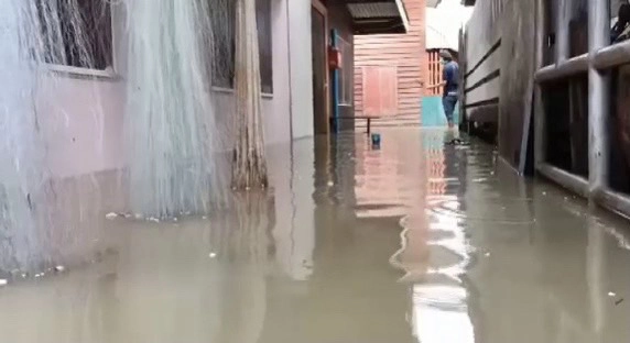 ชุมชนริมน้ำนนทบุรีอ่วม น้ำขึ้นเร็วท่วมบ้านนับร้อยหลัง