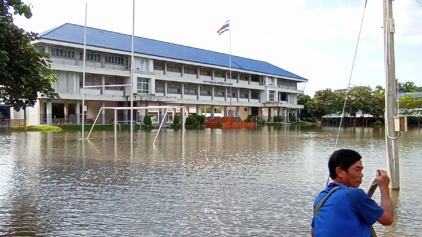 น้ำมูลทะลักเข้าท่วมโรงเรียนอำเภอชุมพวงคาด1พ.ย.เปิดเทอมไม่ได้