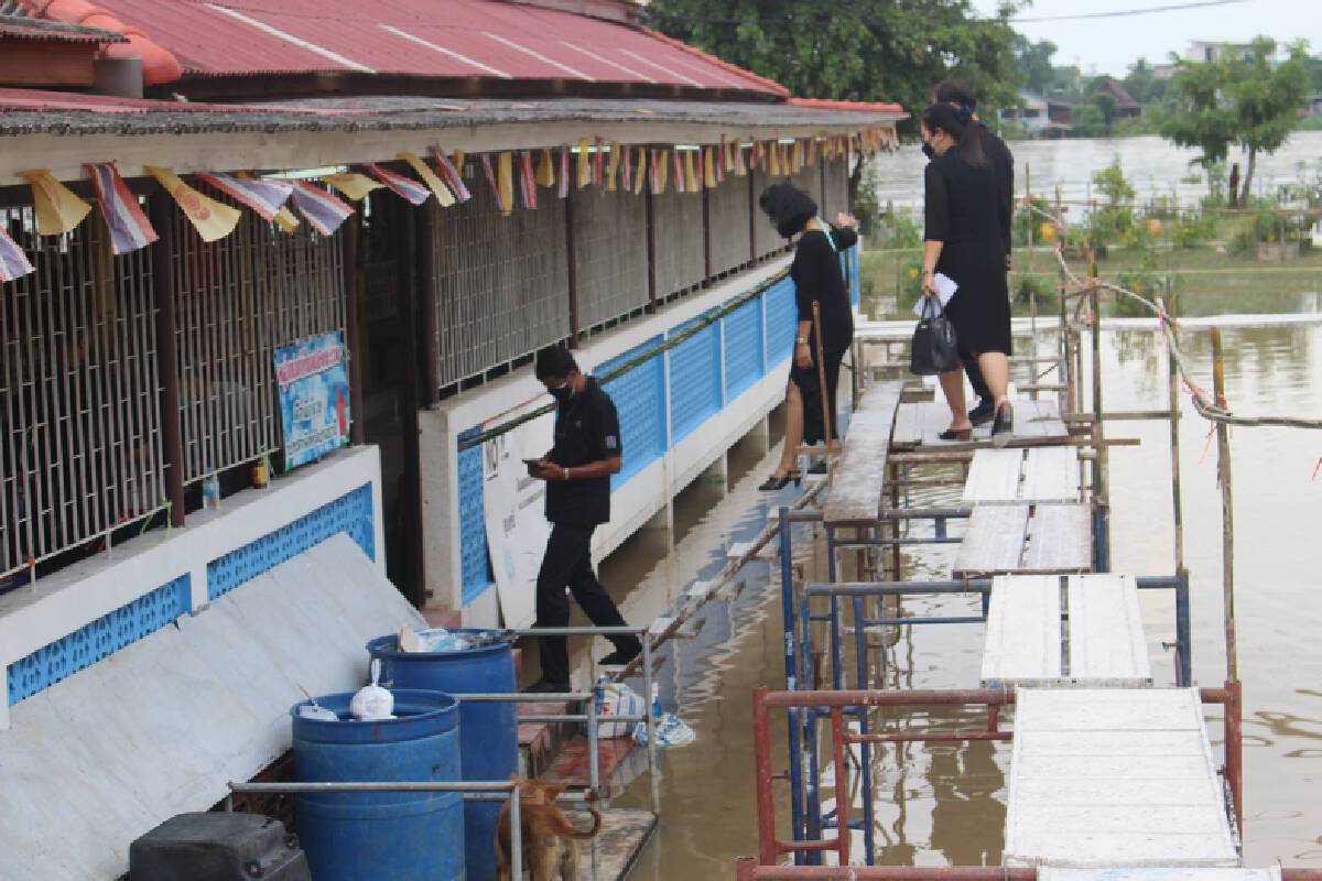 ชาวบ้านรอบวัดไก่เตี้ยถูกภัยน้ำท่วมกว่า 1 เมตรการสัญจรลำบาก